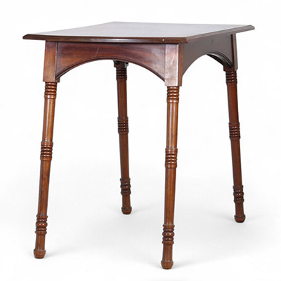 Gustave Serrurier-Bovy (1858–1910) Petite table de salon – Vers 1900 Modèle documenté dans les dessins de Philippe Derchain Cette petite table de salon en acajou, à l’esthétique sobre et chaleureuse, illustre parfaitement le retour au rustique caractéristique du langage formel développé par Gustave Serrurier-Bovy à la charnière du XIXe et du XXe siècle. Alliant fonctionnalité, simplicité des matér