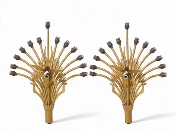 Paire d’appliques florales en bronze, années 1940/50 Belle paire d’appliques murales en bronze doré, à décor stylisé en forme de bouquet de tiges et de fleurs, typique du style décoratif des années 1940/50. Chaque applique présente une composition rayonnante, avec de nombreuses douilles imitant les pistils ou les boutons floraux