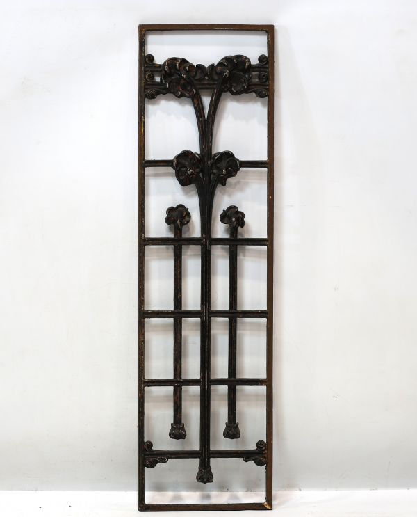 Hector GUIMARD (1867-1942) Grille en fonte de fer laquée noire à décor linéaire floral stylisé et ajouré.