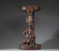 Afrique - Imposante porteuse de coupe Yoruba en bois sulpté indigo, Nigéria.