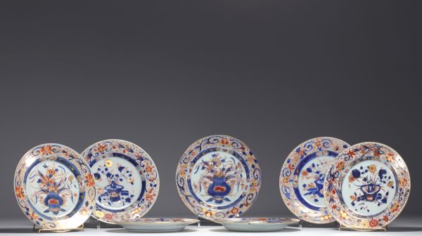 China - Set of seven 18th century polychrome porcelain plates decorated with floral basins