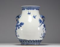 China - White-blue porcelain vase with floral decoration, blue mark under the piece, République period.