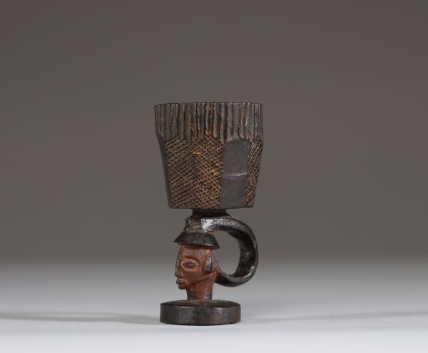 Afrique RDC - Coupe Pende en bois sculpté polychrome, première moitié XXème.