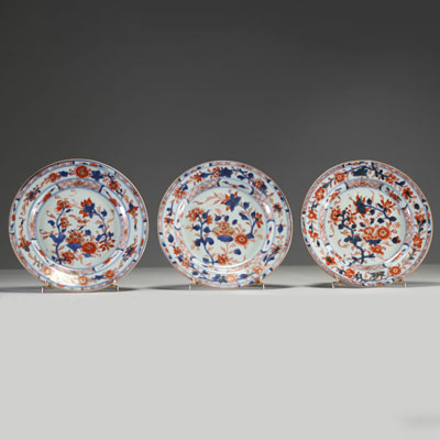 Chine - Ensemble de trois assiettes en porcelaine Imari, XIXème.