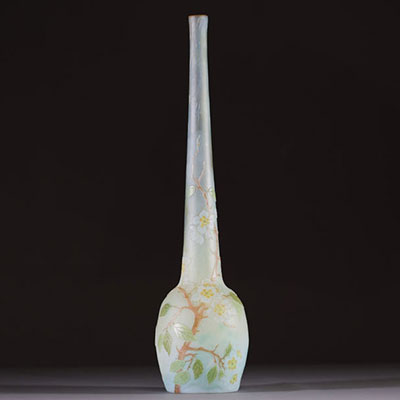 François-Théodore LEGRAS (1839-1916) Vase soliflore en verre multicouche dégagé à l'acide à décor de cerisier du Japon, vers 1900.