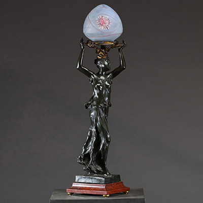 Georges DE KERVEGUEN (?-1897) Lampe Art Nouveau, corps figuratif en bronze à deux patines représentant une femme drapée soutenant un nid de serpent, signée.