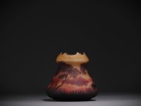 DAUM Nancy - Vase en verre multicouche dégagé à l'acide à décor de lac, signé dans le décor.