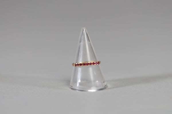 Bague en or jaune 18ct sertie de neuf petits rubis, 1,5gr.