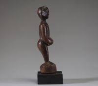 Afrique RDC - Statuette Chokwé, Yaka, en bois sculpté, Congo RDC, 1ère moitié XXème.