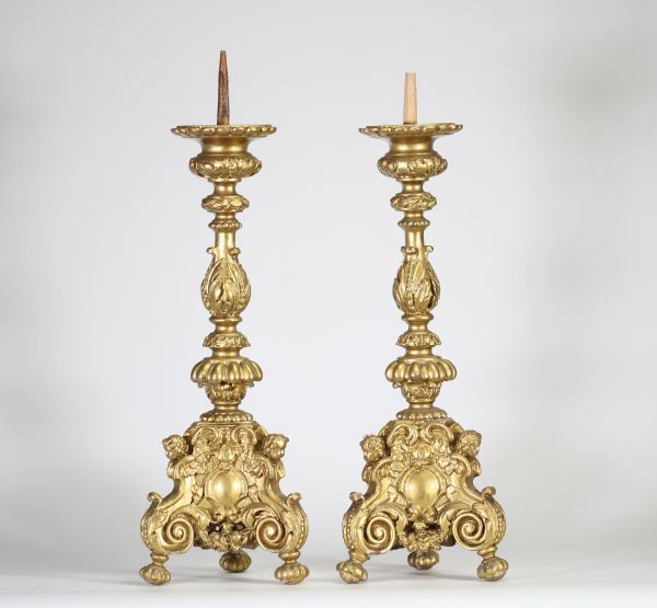 France, fin XIXe siècle Paire de pics-cierges en bois sculpté et doré.