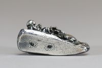 Japon - Netsuke probablement en argent massif représentant un personnage à cheval, signé.