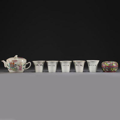 Chine - Ensemble composé de différentes pièces en porcelaines de la famille rose, début XXe siècle.