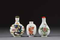 Chine - Ensemble de trois tabatières en porcelaine polychrome famille rose à décor de dignitaire, de fleurs, de grenouille et de dragon.