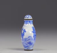 Chine - tabatière en porcelaine émaillée blanche et bleue d'époque Qing.