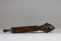 Ancien oracle à coulisse (Itombwa) anthropo-zoomorphe Kuba, RD Congo. Bois, patine ancienne et usure marquée par l’usage sur la surface du dos. Début XXème s. Collecté sur site par A.S., St Idesbald, début des années 1950. H : 28 cm