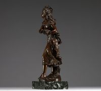 Hippolyte François MOREAU (1832-1927) ‘Jeune paysanne’ Shaded patina bronze proof, signed.