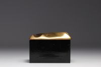 Monique GERBER (XX-XXI) Boite en bois laqué, couvercle en bronze, vers 1960-70