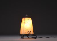 Charles SCHNEIDER (1881-1953) - Veilleuse Art Nouveau en verre nuancé et fer forgé, signée.