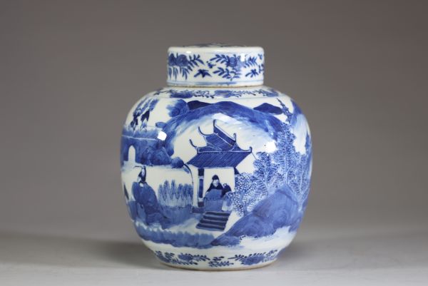 Chine - Potiche couverte en porcelaine blanc bleu à décor de paysage montagneux, de personnages et de buffle, XIXème.