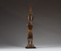 Indonésie - Statue figurative en bois sculpté de la tribu des Nias, milieu XXème.