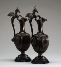 Paire d'aiguières en bronze d’après l’antique Grand Tour, réédition d'une aiguière de l'époque Romaine découverte à El Kseur Bejaia en Algérie, XIXème.