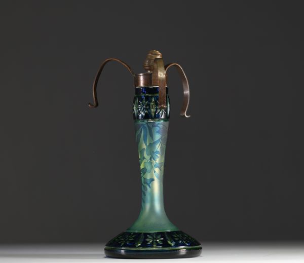 Val Saint Lambert - Pied de lampe en verre multicouche dégagé à l'acide et tallé à décor de glycines, signé.