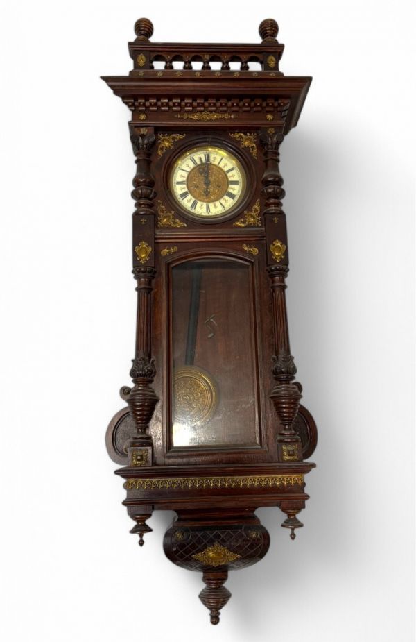 Horloge murale en bois sculpté et applications de laiton, fin XIXème début XXème.