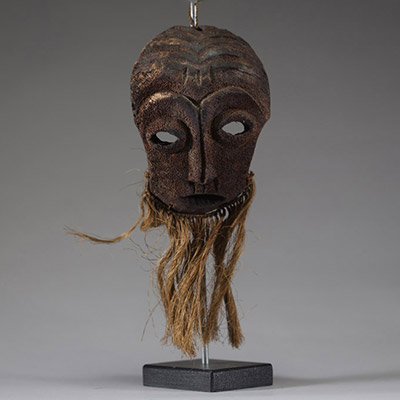 Afrique RDC - Ancien masque Lega / Warega en os poreux d’éléphant et raphia, Congo RDC, 1ère moitié XXème.