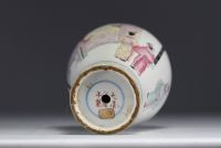China - Lot of Famille Rose porcelain, 19th century, mark under the vase.