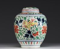 China - Polychrome porcelain covered vase decorated with flowers and Chilong, 17th century.