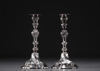 Paire de chandeliers en argent massif, poinçon 835 et poinçon aux trois losanges, XXe siècle.