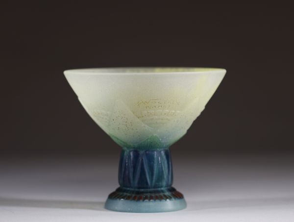 Amalric WALTER (1870-1959) Coupe sur pied en pâte de verre à décor floral stylisé, signée.