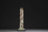 Établissements Émile GALLÉ (1846-1904) Vase en verre multicouche dégagé à l'acide à décor d'eucalyptus, signé à la base