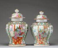 Paire de potiches couvertes en porcelaine de Canton, décor polychrome, marque aux cercles