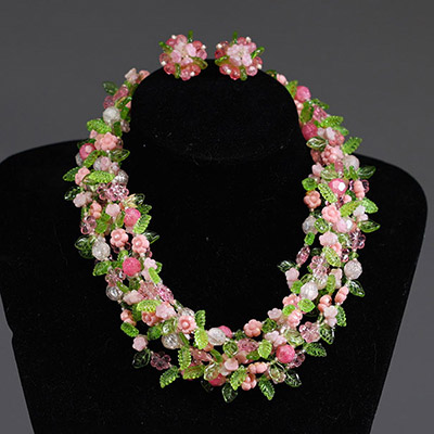 Christian DIOR - Parure florale perlée, comprenant une paire de boucles d'oreilles et le collier assorti, estampillée et datée de 1967.