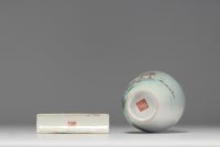 Chine - Ensemble composé d'un vase et d'un porte pinceaux en porcelaine polychrome.