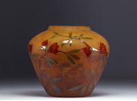 DAUM Nancy - Vase à décor de Cognassier du Japon.