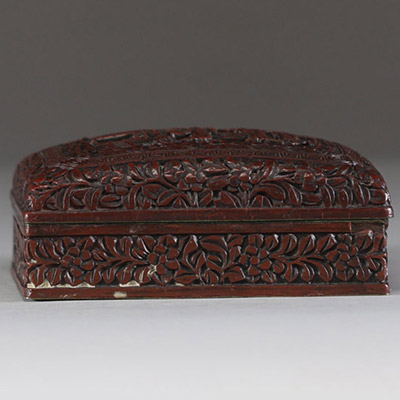 Boîte rectangulaire en laque de cinabre rouge à décor de personnages, Chine, marque Qianlong