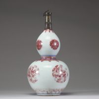 Chine – Vase double gourde en porcelaine à décor rouge de fer, marque Qianlong, monture en métal