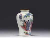 Vase en porcelaine de chine à décor de personnages 