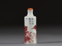 Chine - Tabatière en porcelaine polychrome bleu et rouge de fer à décor d'un pêcheur sur un lac, dynastie Qing.