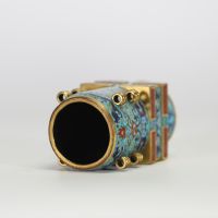Récipient en bronze cloisonné à décor de dragons et rinceaux floraux, de forme archaïsante ‘Zun’, Chine, marque Qianlong en réserve Élégant récipient de forme cylindrique inspirée des bronzes archaïqu