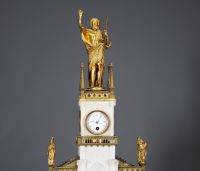 Pendule de style néo-gothique en marbre blanc et bronze doré surmontée de Saint Jean-Baptiste.