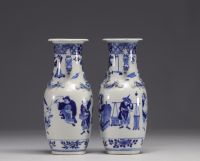 Chine - Paire de vases en porcelaine bleu blanc à décor de personnages, marque de Kangxi,  XIXe siècle.