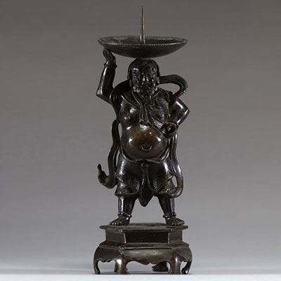 Chine - Pique cierge figuratif en bronze à patine brune représentant un gardien de temple, fin de l'époque Ming.