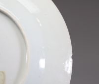 Chine – Assiette en porcelaine de la Compagnie des Indes à décor peint en grisaille d’une scène érotique, XVIIIe siècle  Assiette en porcelaine décorée en grisaille et rehauts orangés, ornée au centre