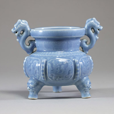 Chine - Brule parfum tripode en porcelaine bleu lavande à décor de Dragons sous glaçure, marque Quianlong sous la base