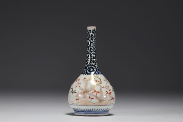 Japan - Sake bottle in porcelain with floral decoration.