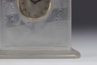 René LALIQUE (1860-1945), petite pendule en verre moulé à décor d'hirondelles vers 1930.