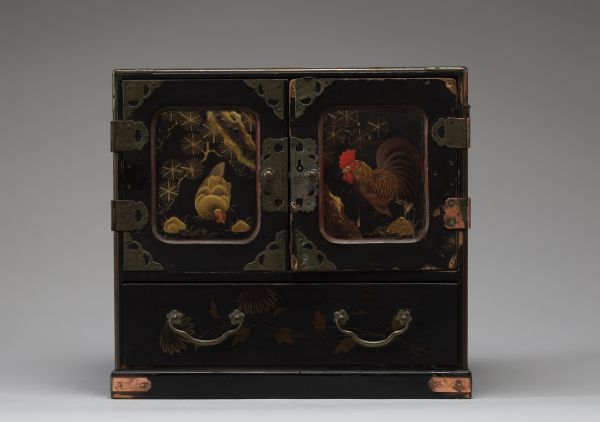 Japon - Petit cabinet en laque noire et or à décor de coq et de poule, fin d'époque Meiji.